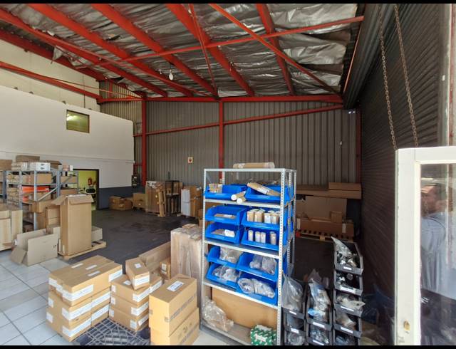 192M² WAREHOUSE TO LET IN JET PARK